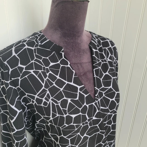 Jennifer Lopes Women’s Top Blouse Animal Print Black White Gold Print V-Neck M - Picture 13 of 16